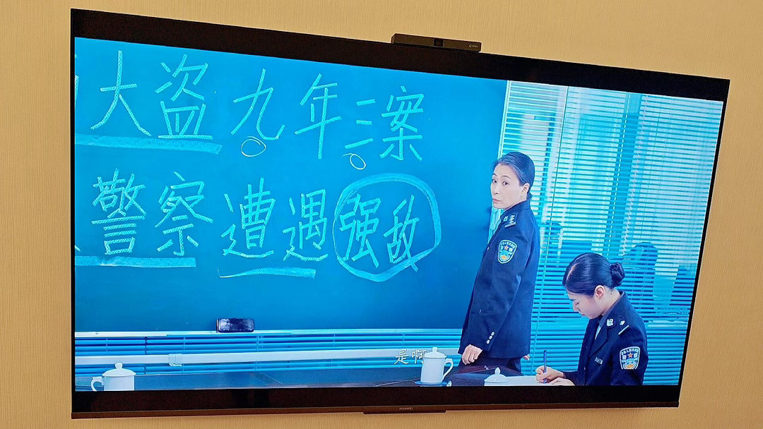 起猛了看到李乃文男扮女装了《剧集悬案》锅姨在警局开会的片段意外爆火出圈，神情五官