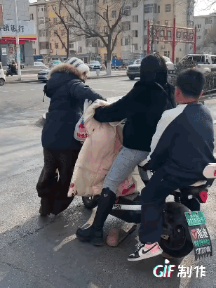 12月30日中午，在东营某好想来零食店，骑电车的这位黑衣女士结账插队，戴帽子女孩