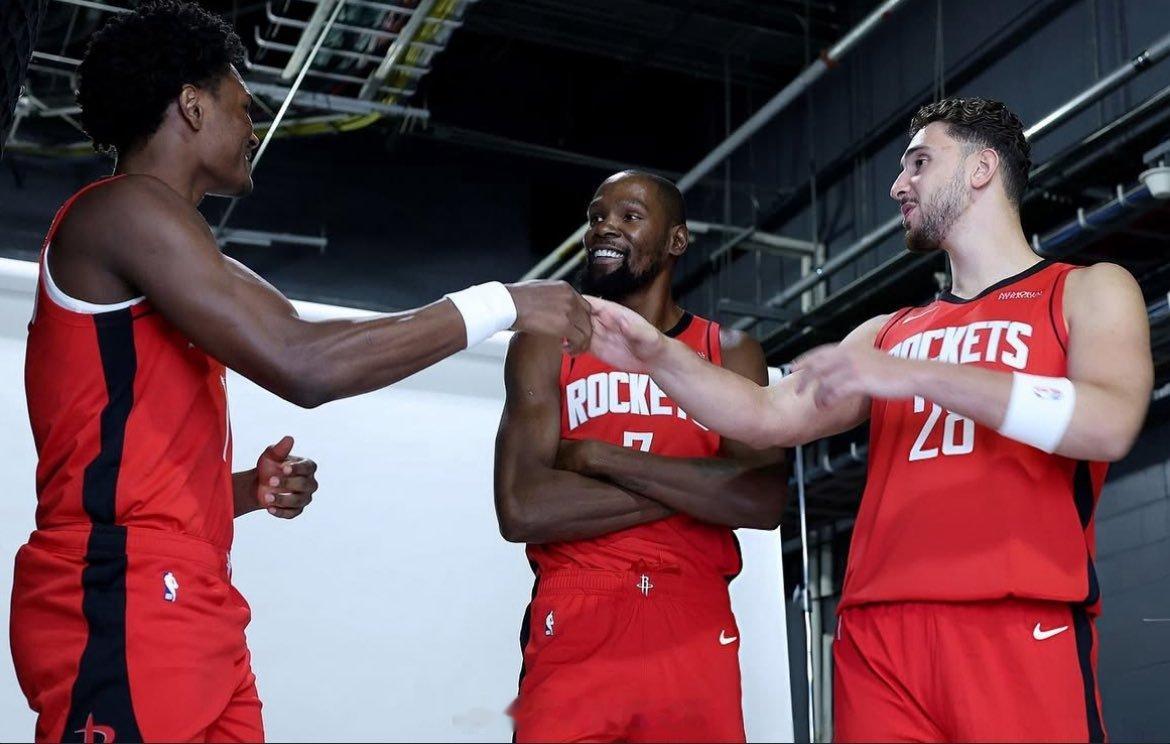 火箭队不仅拥有NBA历史上最高效的得分手，还拥有两位技术独特的年轻球星，他们有机