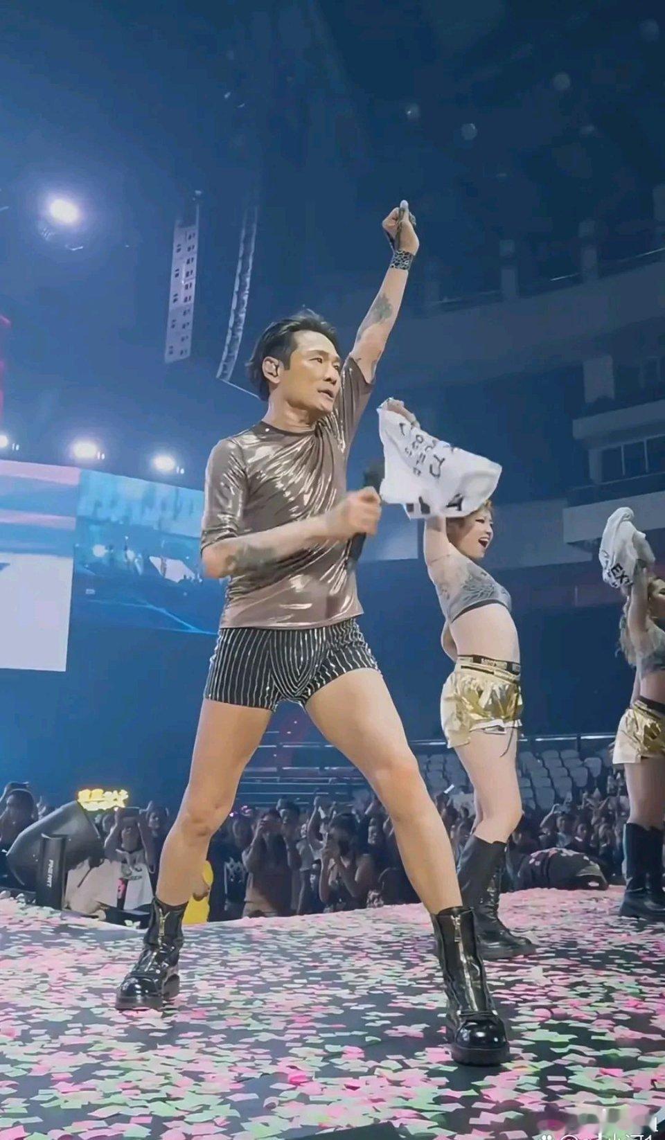 你这舞台服装真省钱啊  