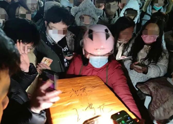 【鹅腿阿姨微信被禁止转账】鹅腿阿姨称微信被限制登陆 近日，曾走红各大高校的“鹅腿