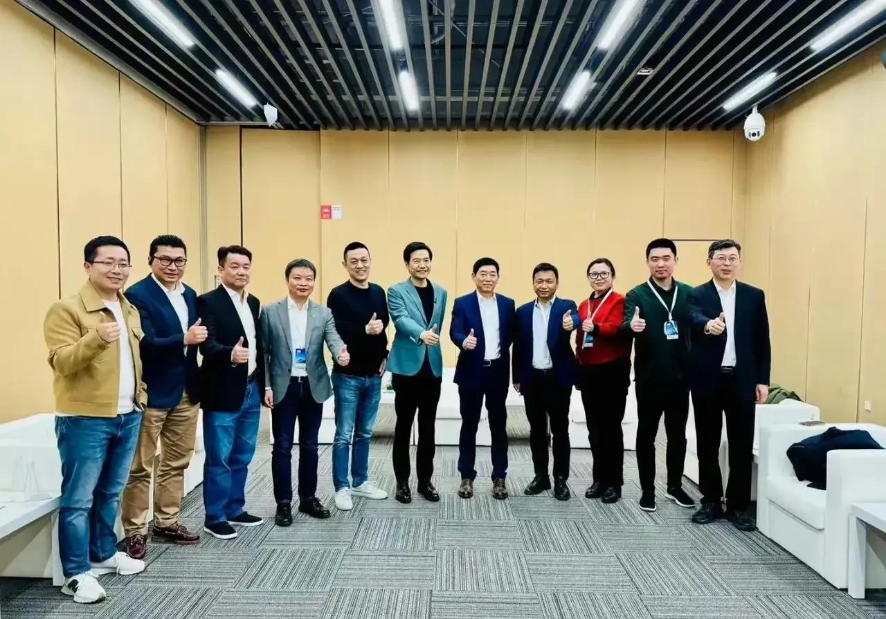 #李想李斌等人现场为小米汽车捧场#
新势力造车还是很团结的，这次蔚小理的负责人都