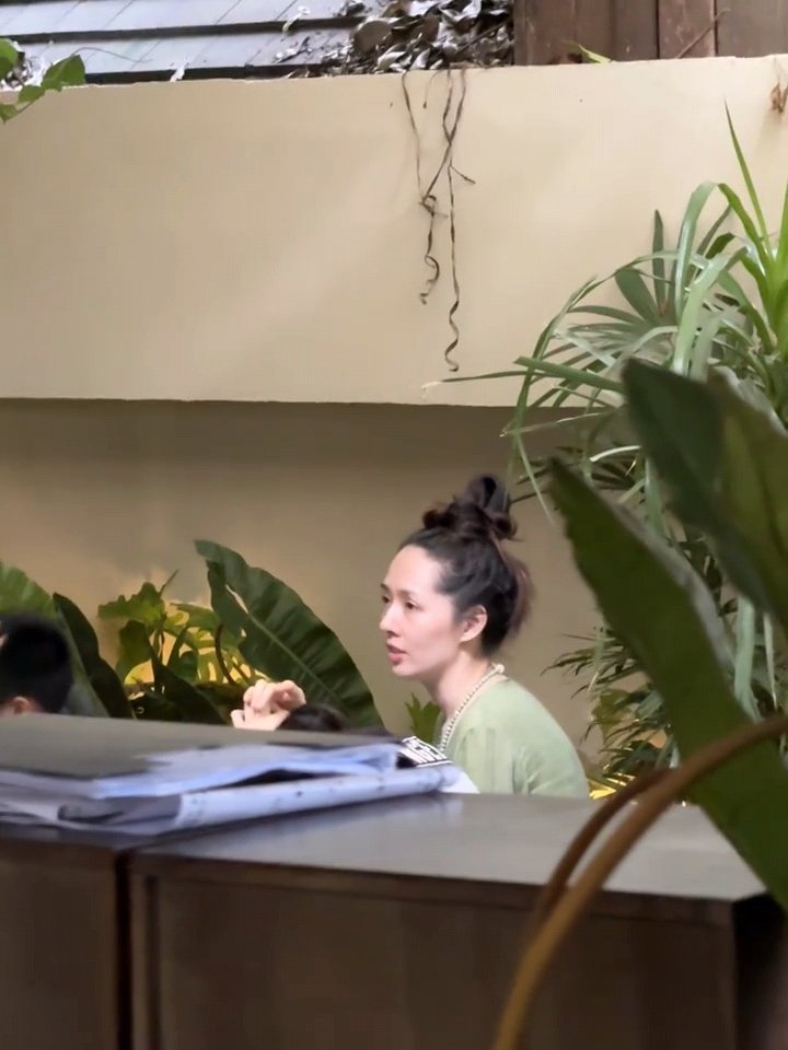 西双版纳偶遇郭碧婷西双版纳偶遇素颜郭碧婷西双版纳偶遇郭碧婷，头发就这样随意的扎起