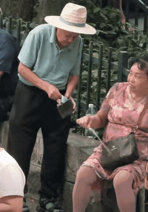 老有所乐可以理解，
但是建立在金钱的基础上 ，
就有点不可取了吧，
看看公园里的