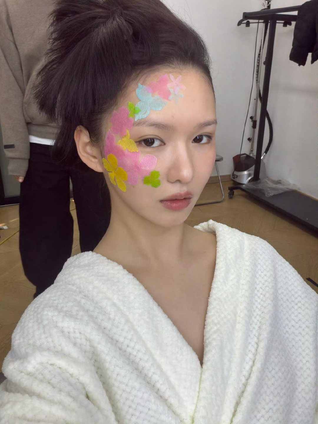 周子玄把调色盘搬脸上了 周子玄把调色盘搬脸上了，撞色玩得超溜，又潮又有辨识度，越