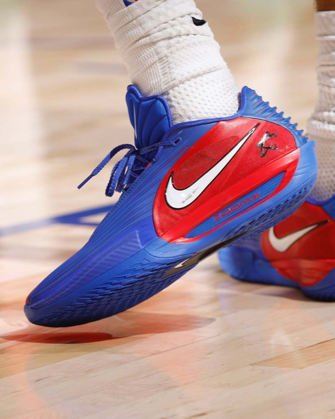 坎宁安上脚的 Nike G.T. Cut 3 Turbo PE. 