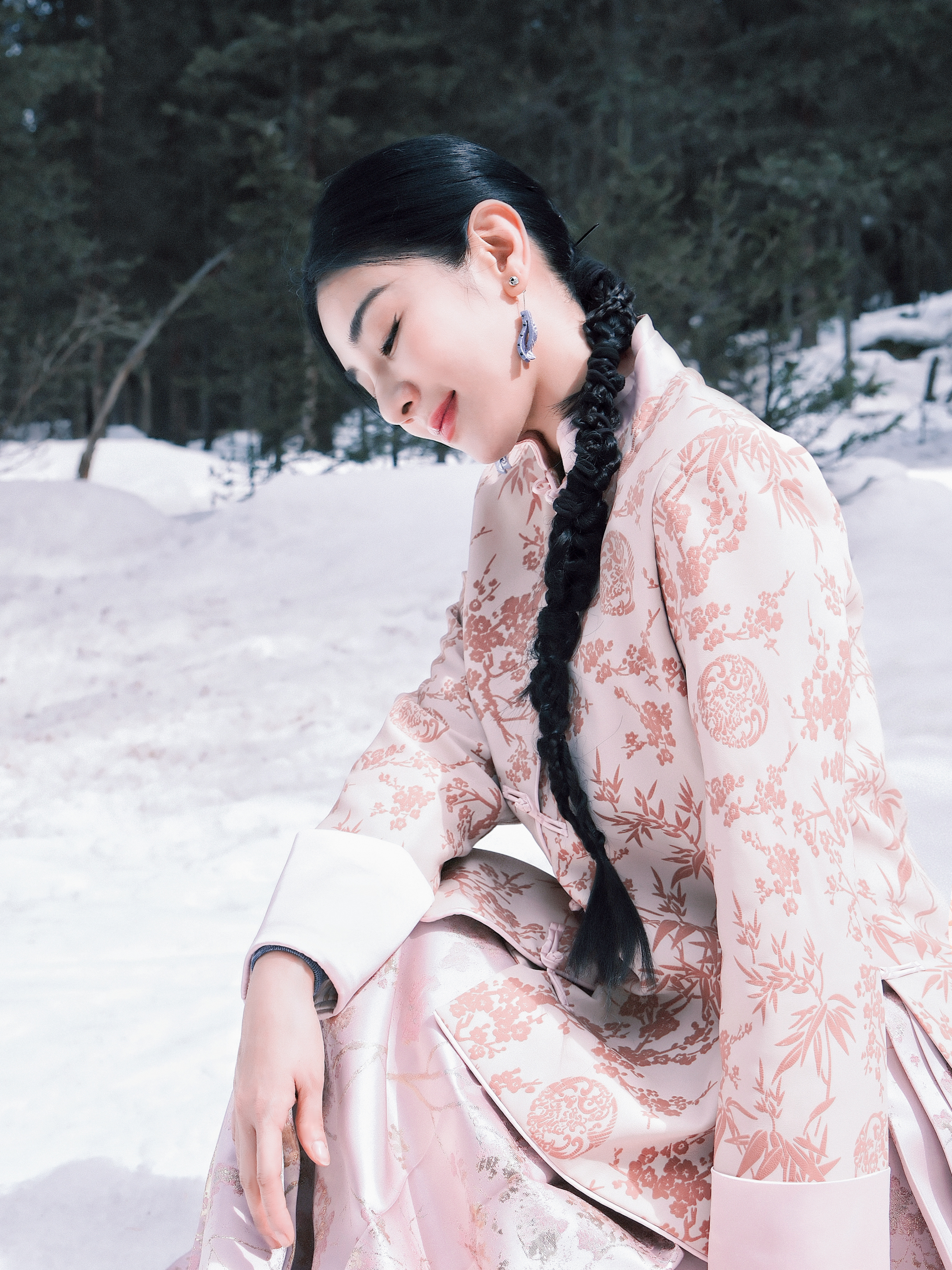 #黄奕穿了马面裙##黄奕在新疆穿马面裙# 粉色马面裙的黄奕在新疆的雪地里，宛如一