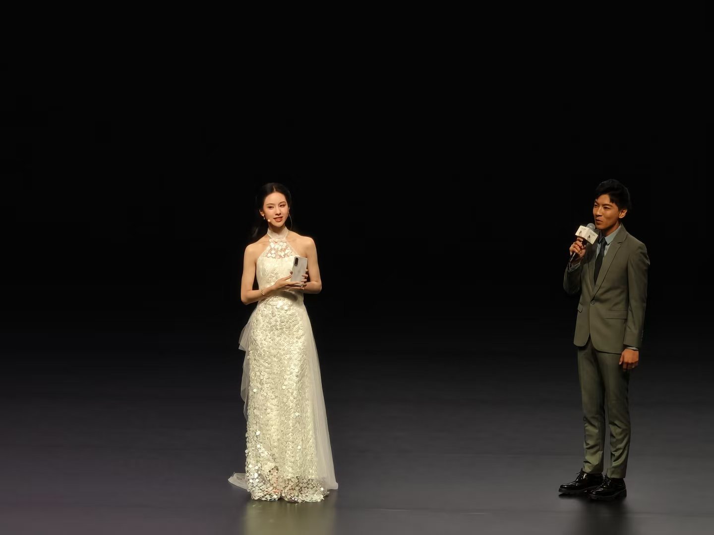 我的天！陈都灵来发布会现场了，好美[害羞] ​​​
