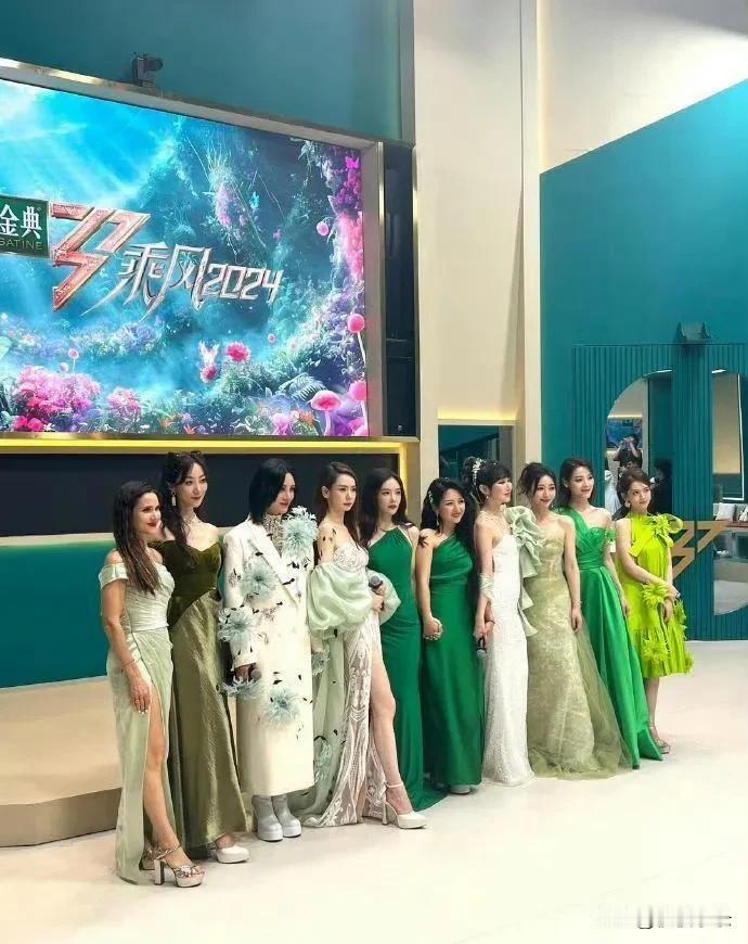 成团姐姐后台媒体见面会，为什么冠军站最边上，韩雪又整了个不一样的衣服！[马思纯的