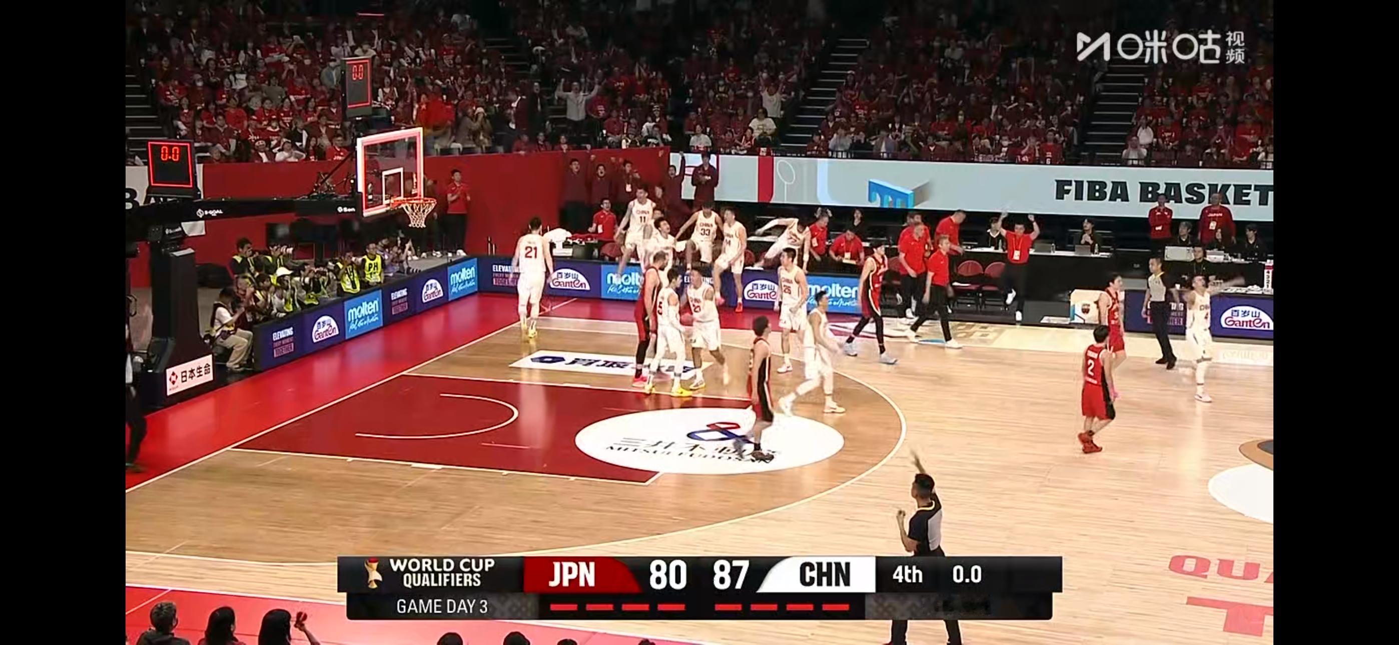 Ball don’t lie！！！🏀在日本主场裁判就算再黑，日本拿膝盖顶人连违