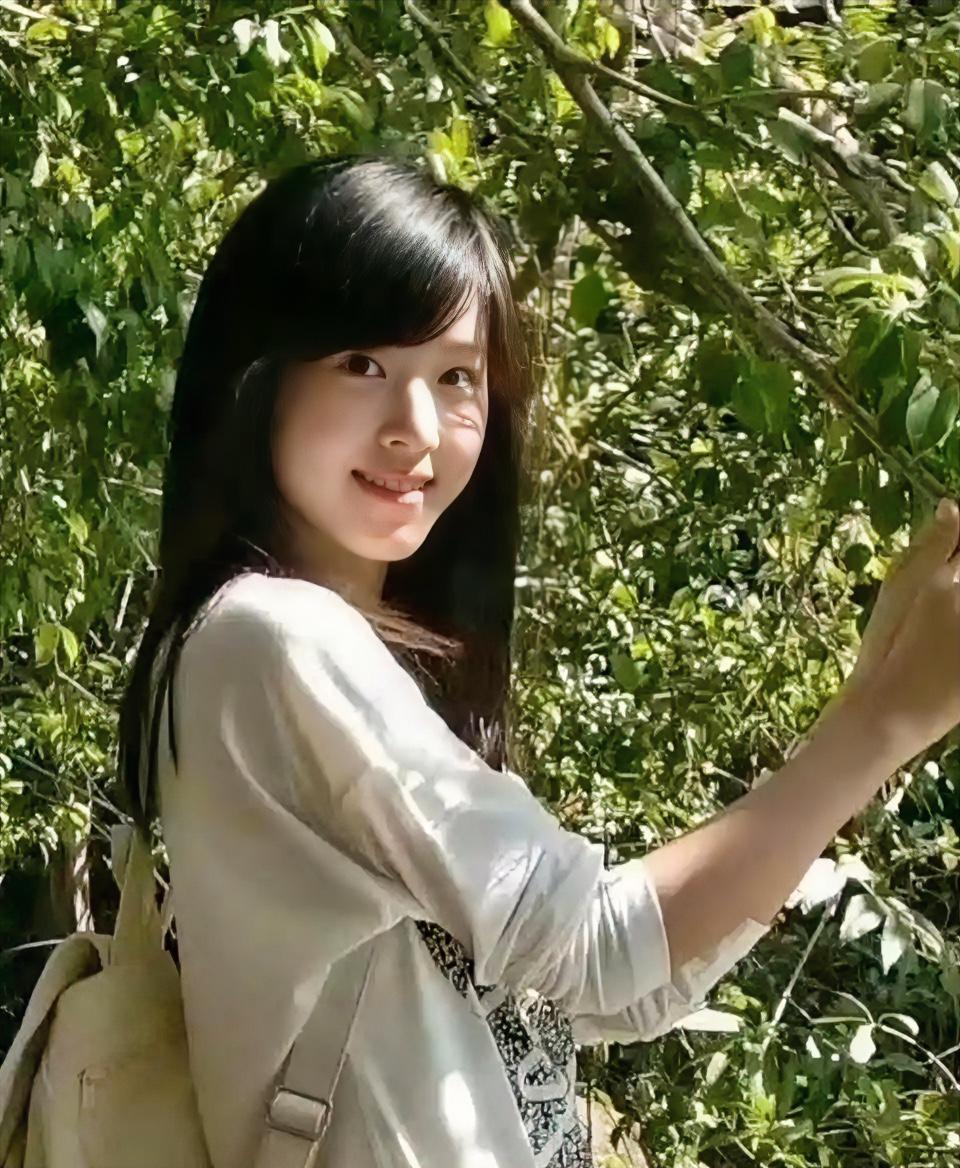 章泽天大学时期清纯又亮眼，气质干净出众，长相精致又耐看，难怪刘强东当初一眼就被她