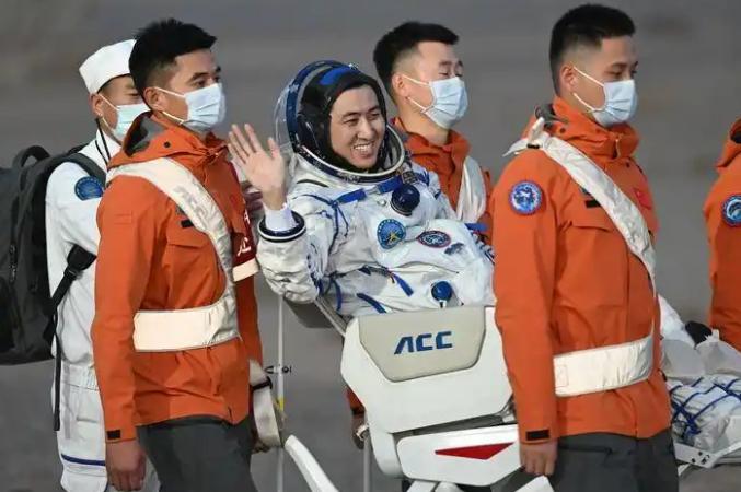 5月29日晚8点11分，东风着陆场迎回神舟二十一号3名航天员，210天太空生活终