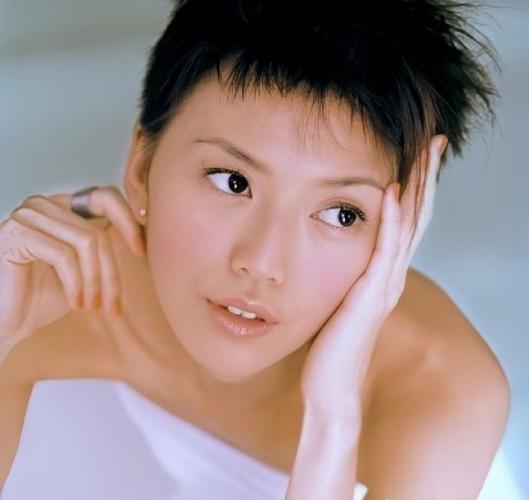 孙燕姿讲粤语，那画面简直萌翻啦！一口不太标准却满是诚意的粤语从她口中说出，带着独