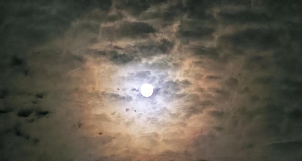 [送心]夏天，重庆的夜空…好好看[舔屏]经过反复调整，以五倍放大直拍，才能拍出月