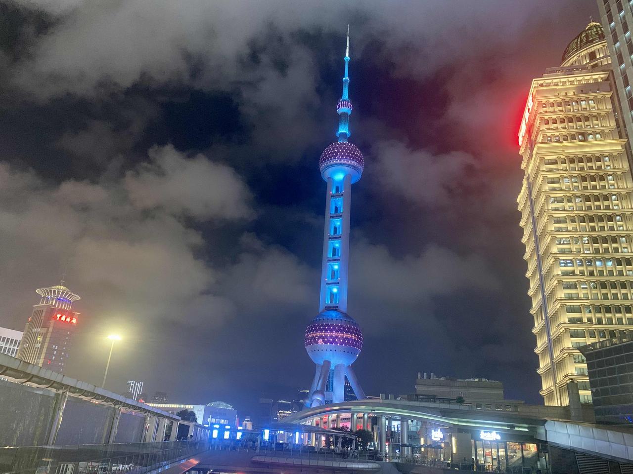 出差上海，逢大雨。雨中看外滩，别有一番风味。
来上海已经不下十次了，每次来有时间