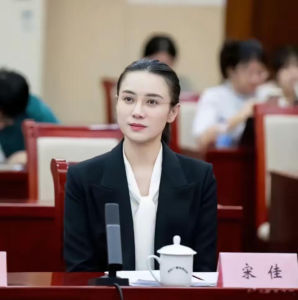 宋佳关晓彤穿正装都好漂亮，各有各的风格。 