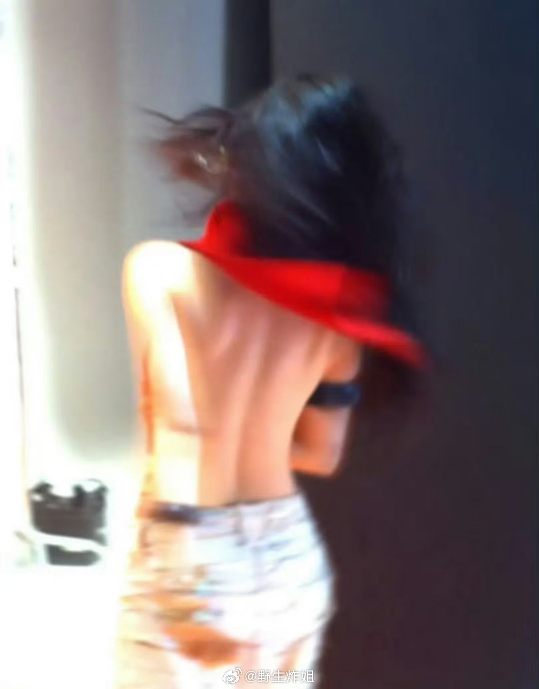 一起来看看宁艺卓的这组照片，是发在ins上的，说太过于追求自由了，结果引发了热议