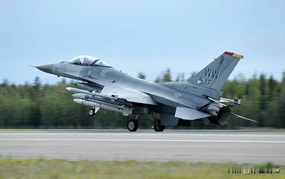 驻扎在日本北部三泽空军基地的美国空军第 35 战斗机联队第 13 战斗中队六架 