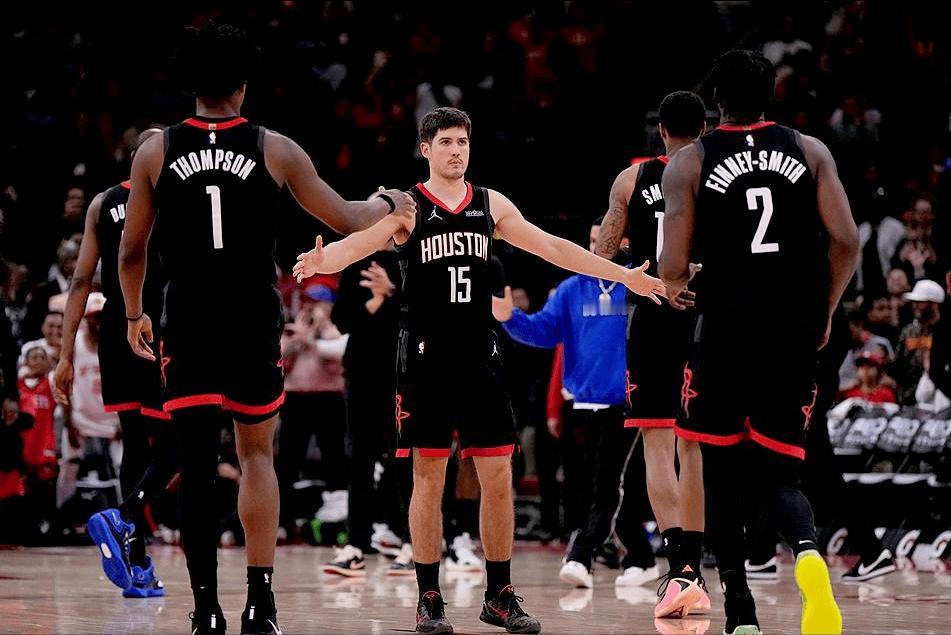 这是实话！看了很多场火箭的比赛！火箭的球员确实不会装不会演！有时候的挡拆如果顺势