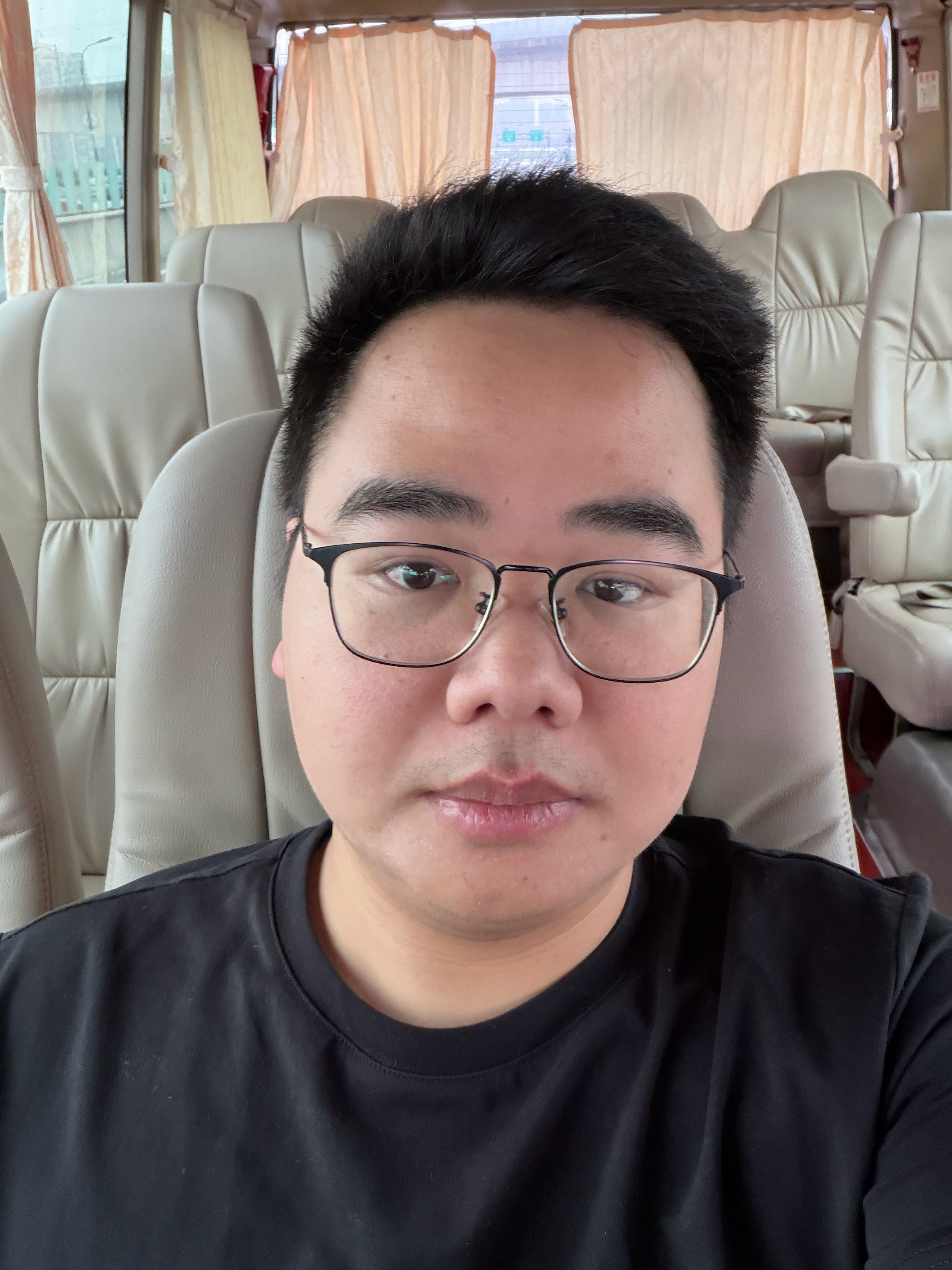 早 包了一辆考斯特，出发机场了
