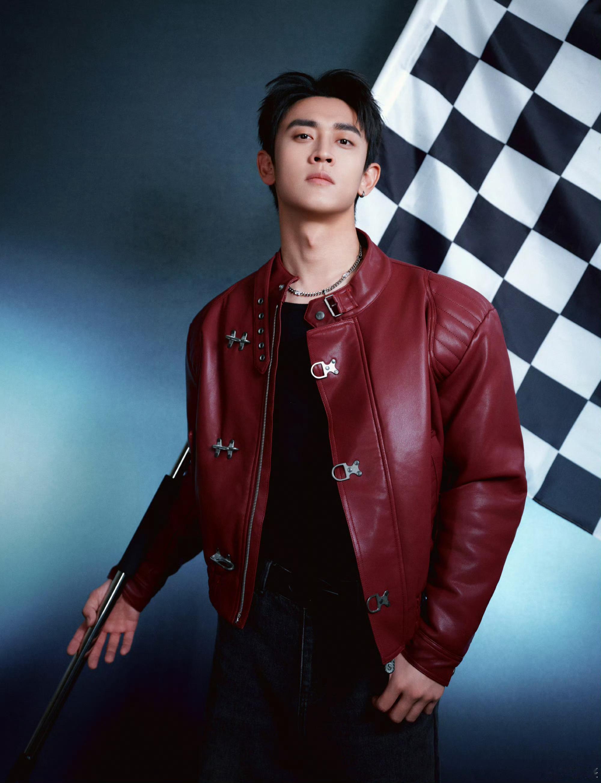 王天辰酒红色皮衣机车服王天辰红皮衣+墨镜焊在身上也太绝了🕶️ 双手插兜的姿态又