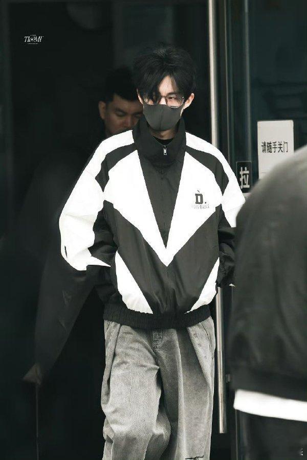 棣月系的狂欢时刻！王鹤棣沈月现身好六录制，沈月温柔挥手元气满满，棣棣酷拽穿搭气场