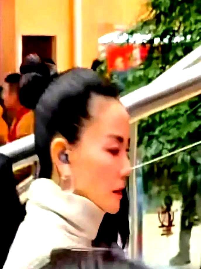 二十五年后，他用轮椅挡在镜头前护住她。
当初那个撂下狠话、说离婚女人配不上谢家的