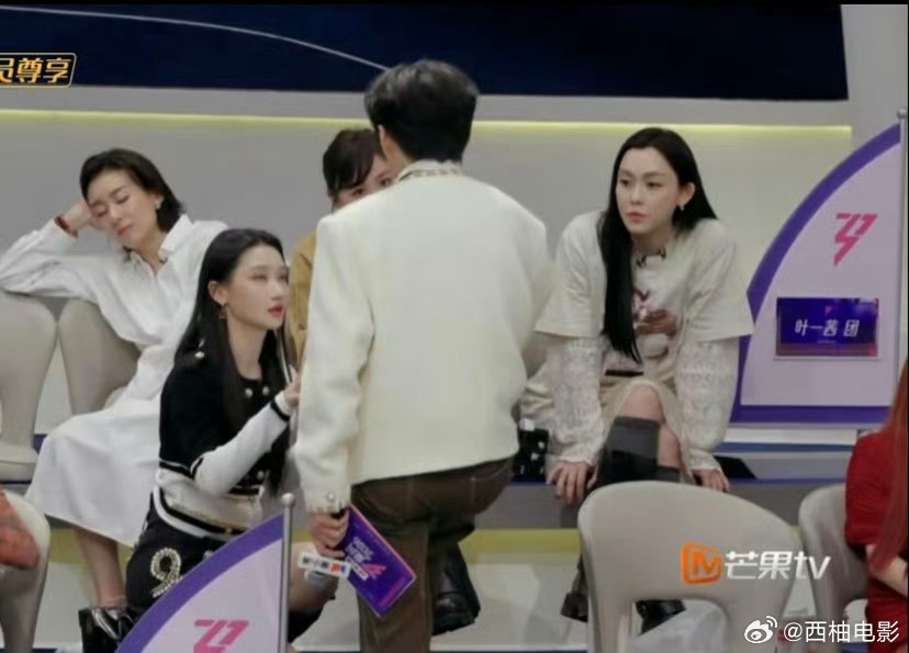 侯宇浪姐直播睡觉侯宇浪迹直播玩手机就知道录播会坏事，你看吧