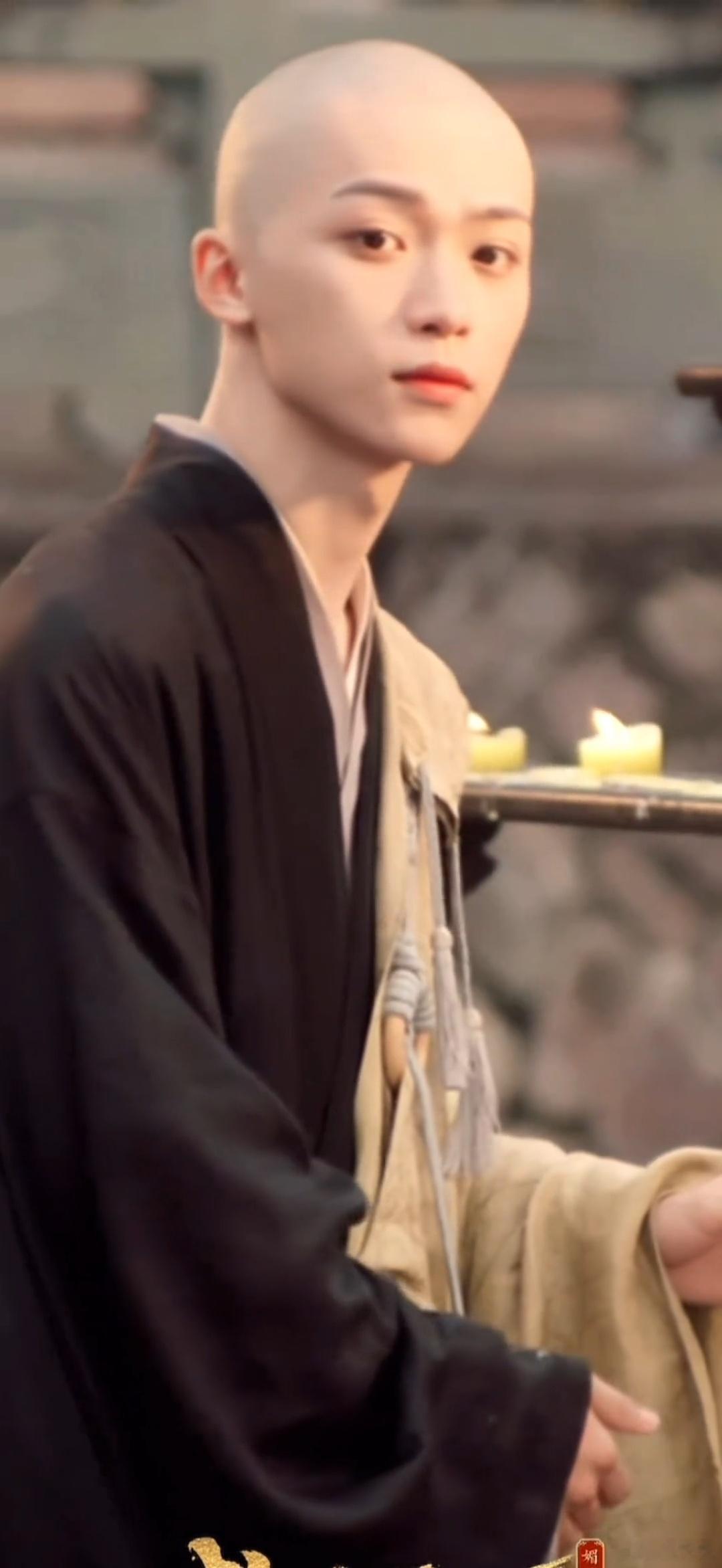 梓渝一会儿魅魔，一会儿高僧的，可塑性还挺强狗仔镜头下的梓渝梓渝这把真当和尚了 ​