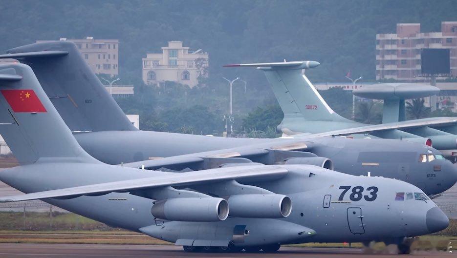2014年，中国Y20飞机出现在航展上，停放在美国C-17旁边。热点观点海外新鲜