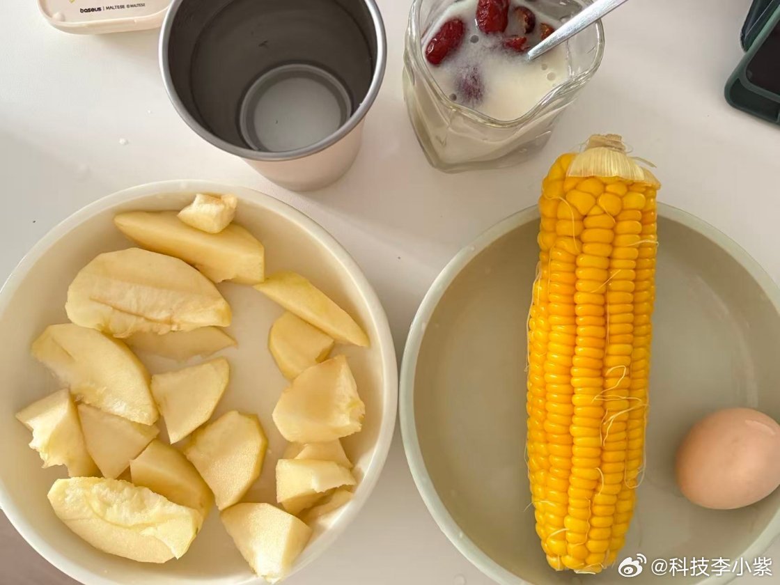 为数不多的在家吃了个早餐[收到]第一次尝试苹果＋百香果不得不说，味道真可以，互联