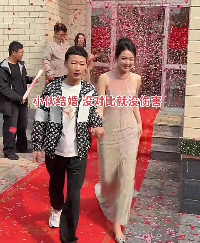 河北雄县婚礼现场惊现“美女与野兽”现实版！新郎休闲装LV鞋豪车护驾，新娘笑靥如花