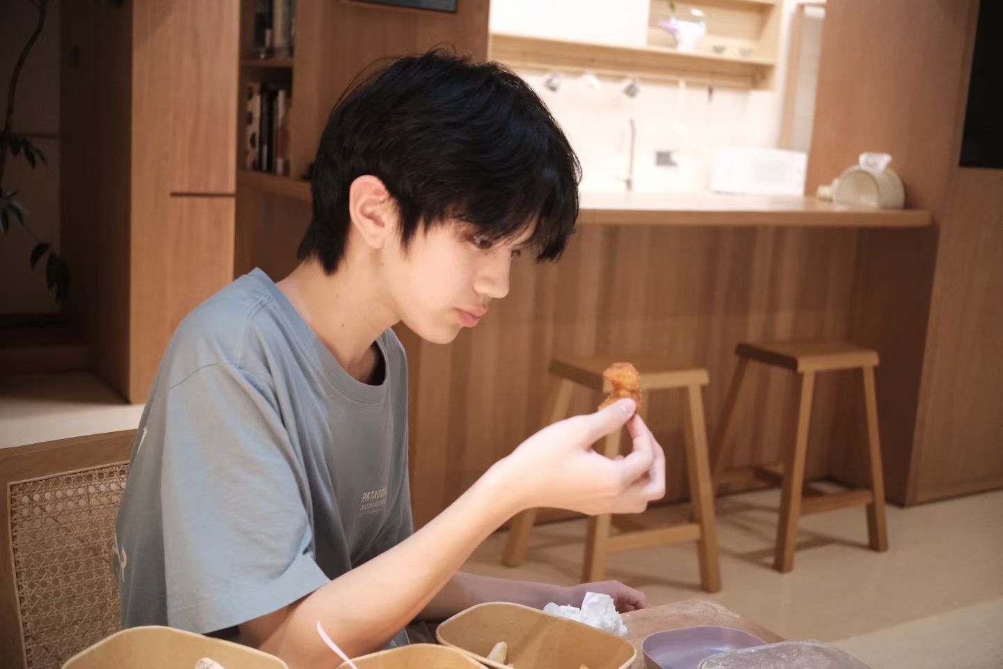 嘉嘉没去参加悦悦的生日派对是因为去学校演出了，这会儿正吃打包回来的东西呢，我悦正