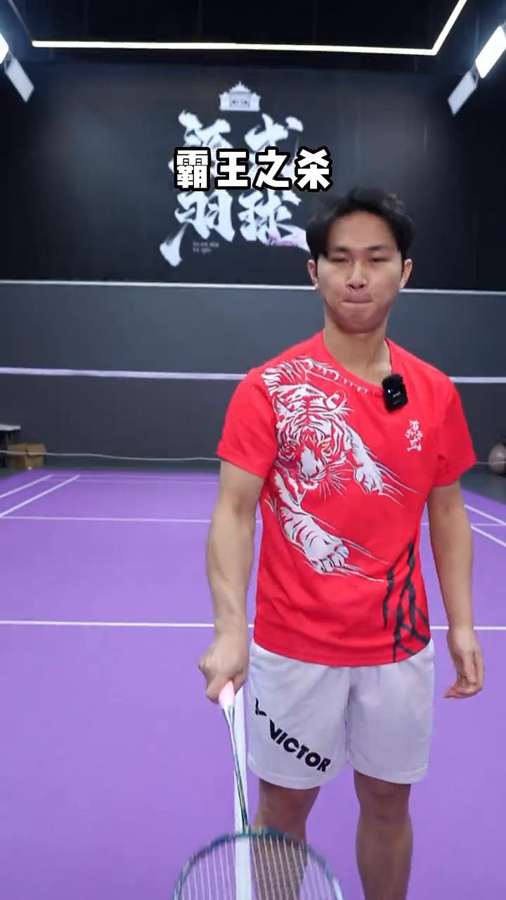 握拍细节，让你的技巧更有效率。
·大拇指顶竖棱，手腕反压，杀球很快。
·虎口朝外