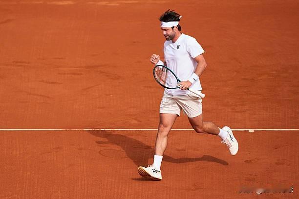 🇬🇪巴拉什维利6-4 6-7 6-3击败谢尔顿🇺🇸
自2022年以来首次