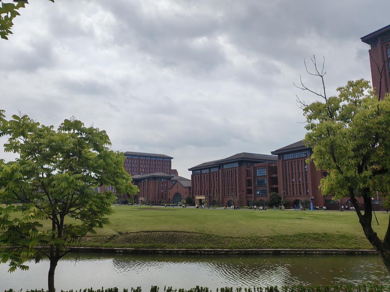 五一杭州之行最后一站，浙江大学，在浙大校园租一辆电瓶车边走边逛很是惬意，西湖人太