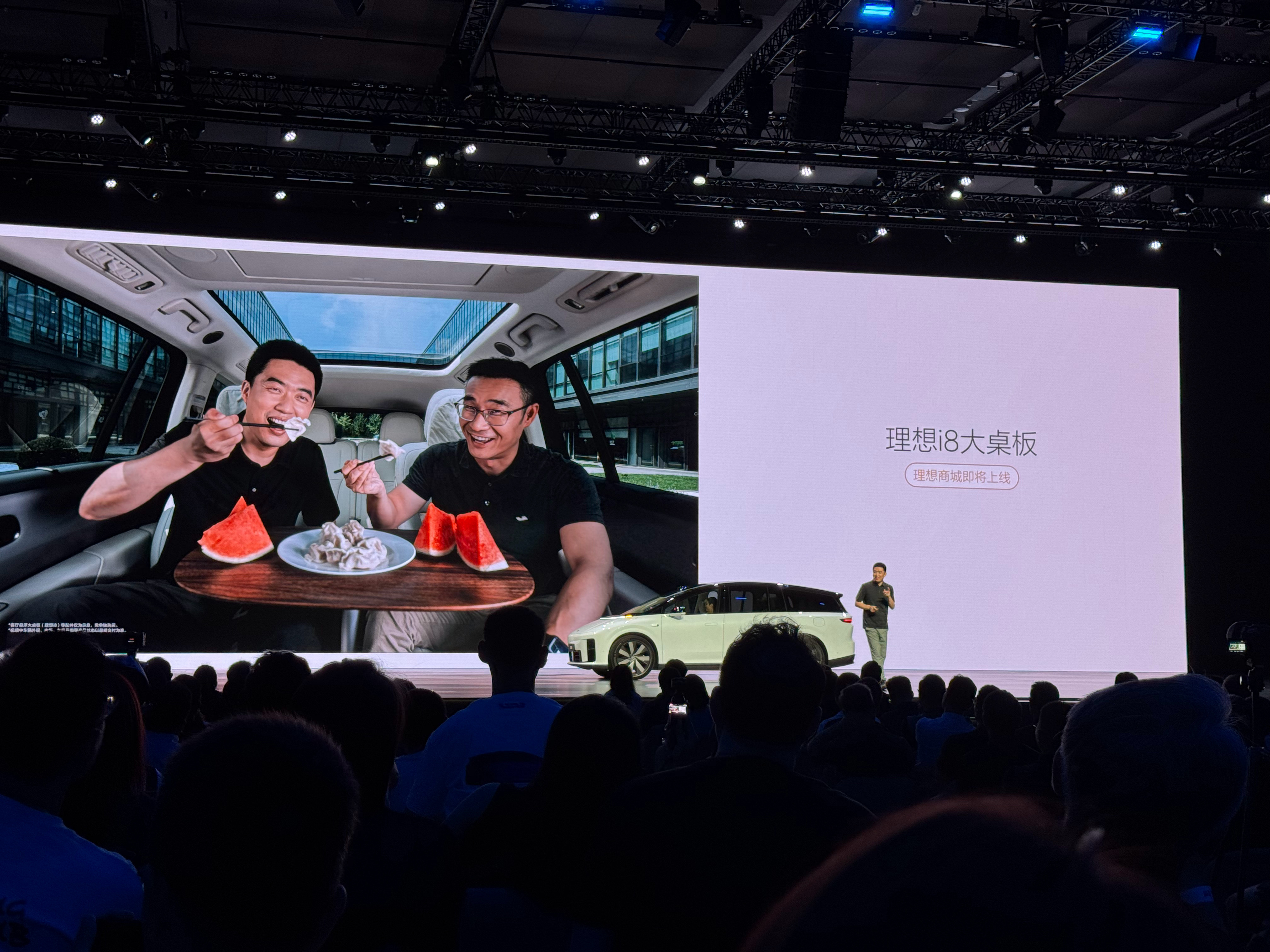 理想i8上市既能扯上吃饺子、习惯，又能躺平午休，纯电大三排的价值就出来了 理想i