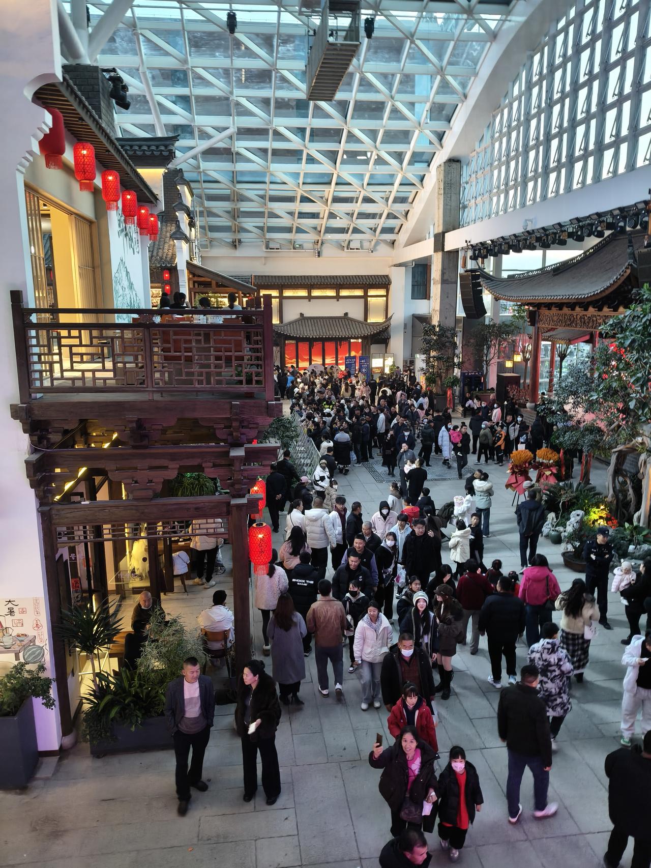 上周六江南水街开业，你们去了吗？我也去凑了个热闹，现场那叫一个人山人海，灯火倒映