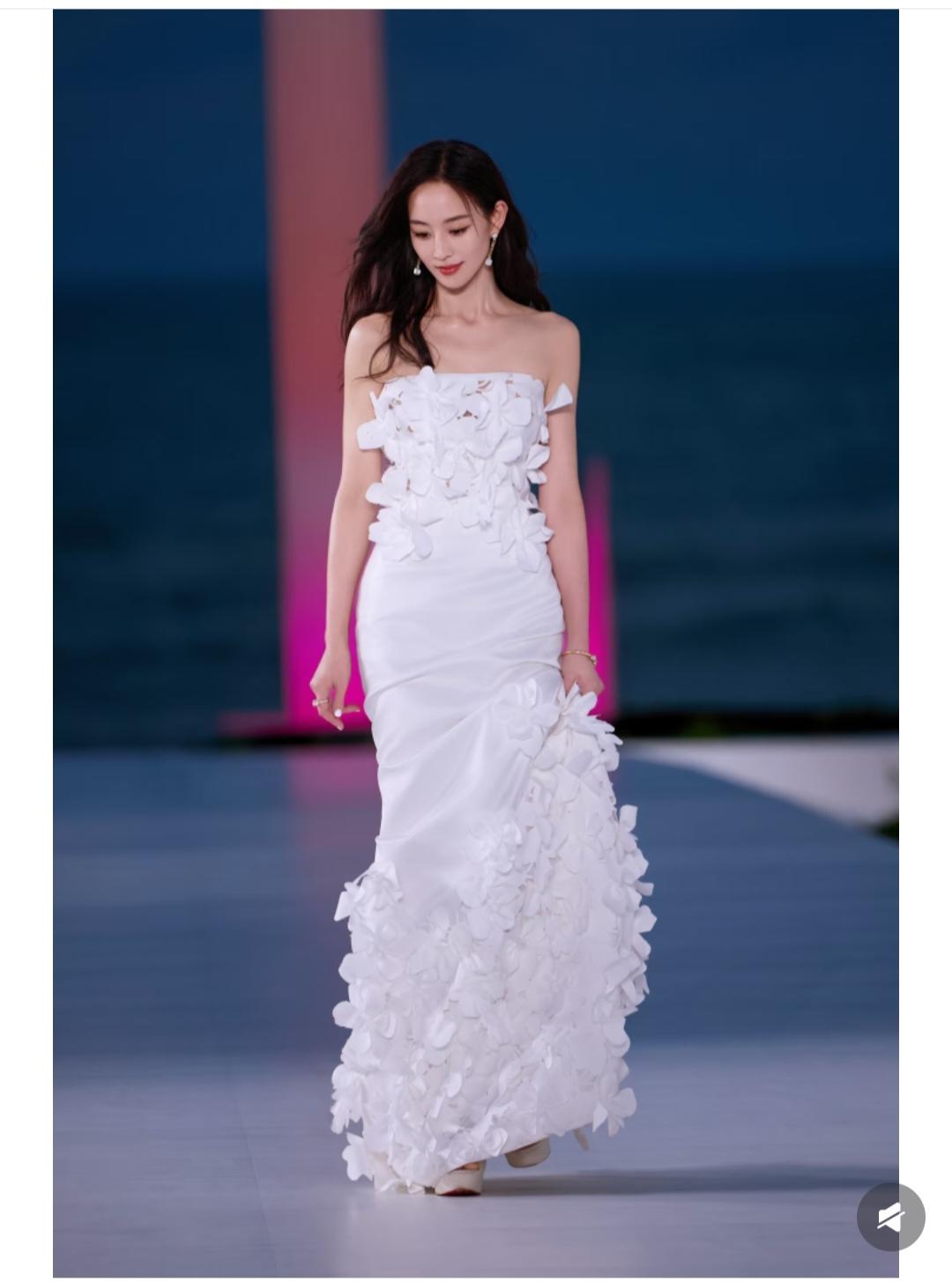 张钧甯，这裙子可爱又不失大气，真是太适合她了。