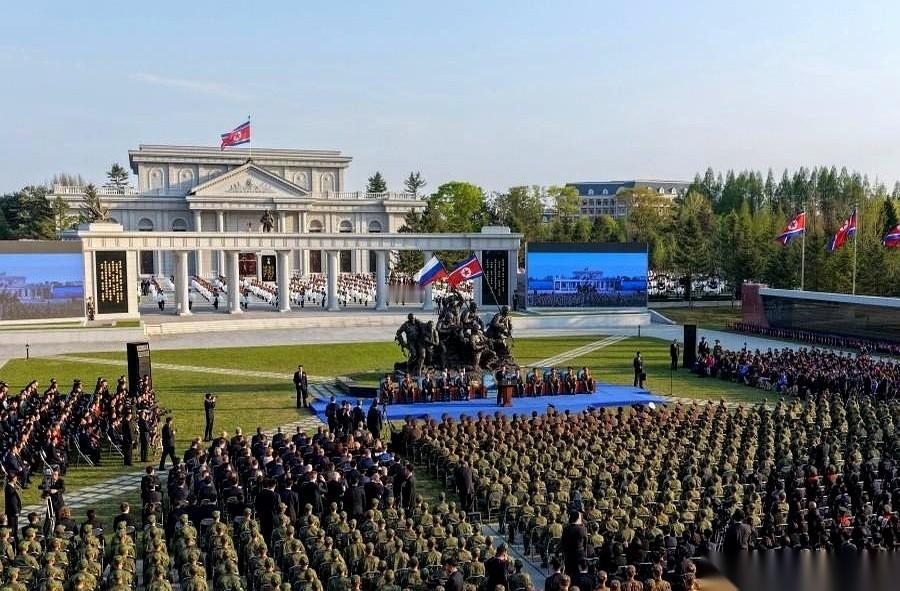 平壤市中心，一座崭新的纪念馆，直接把一张底牌掀了。
里面陈列的，不是什么泛黄的历