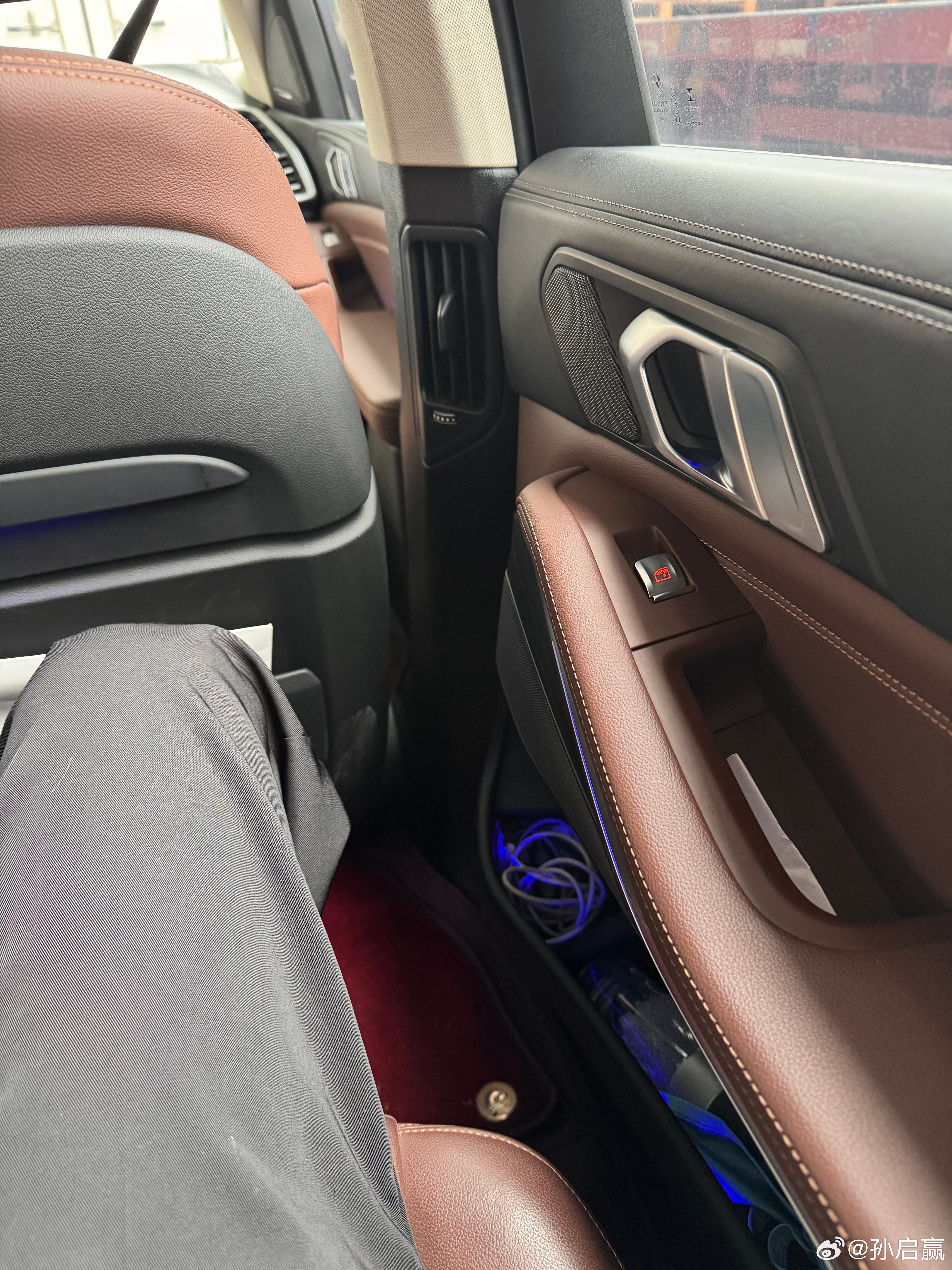 坐朋友的X7去工厂喝茶，该说不说这台车除了底盘之外，和新势力各种suv相比，无论