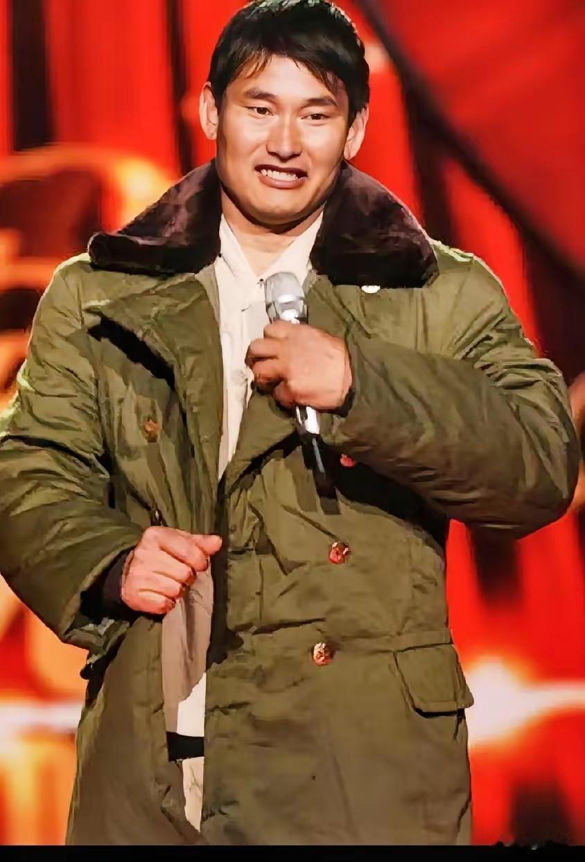大衣哥商演又黄了，人在高铁站，就被一纸通知劝返。

带头举报的不是同村乡亲，而是
