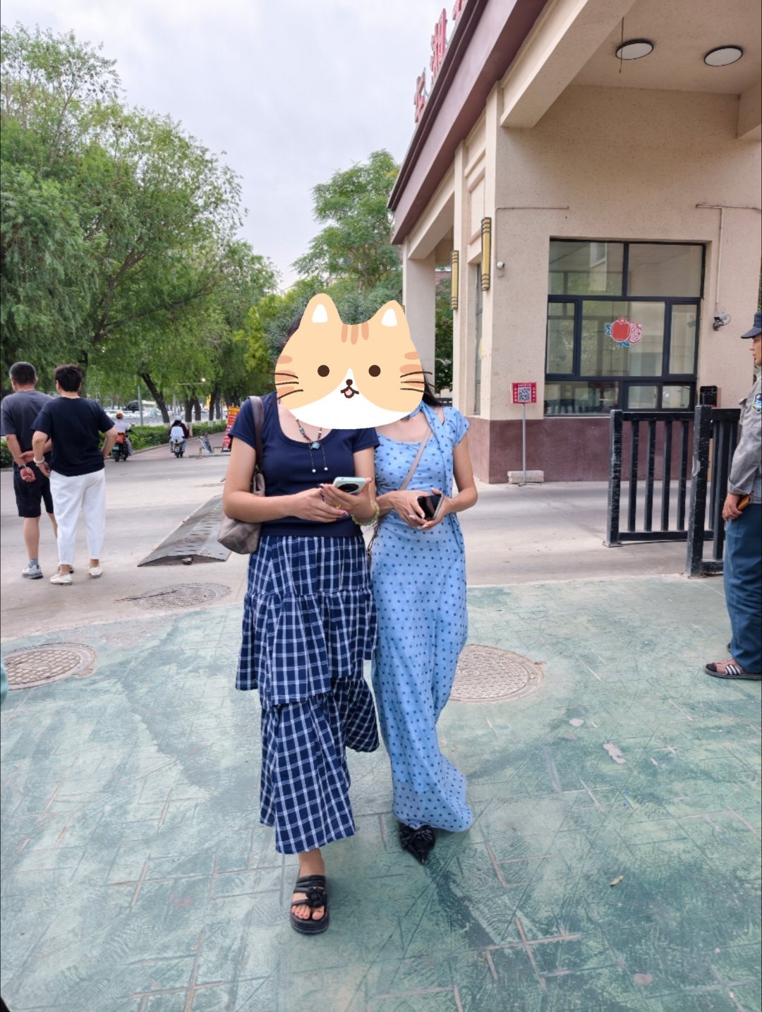 喀什夏季日落时间接近 23:00，白天长达14–16小时。为配合日照，夏季官方作