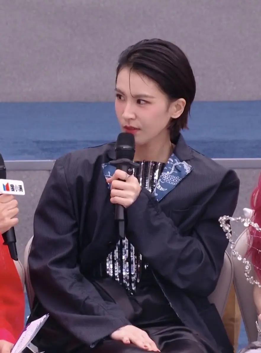 浪姐直播曾沛慈吸那么多梦女不是没有道理的 只需轻轻一个简单大背头就全部拿下