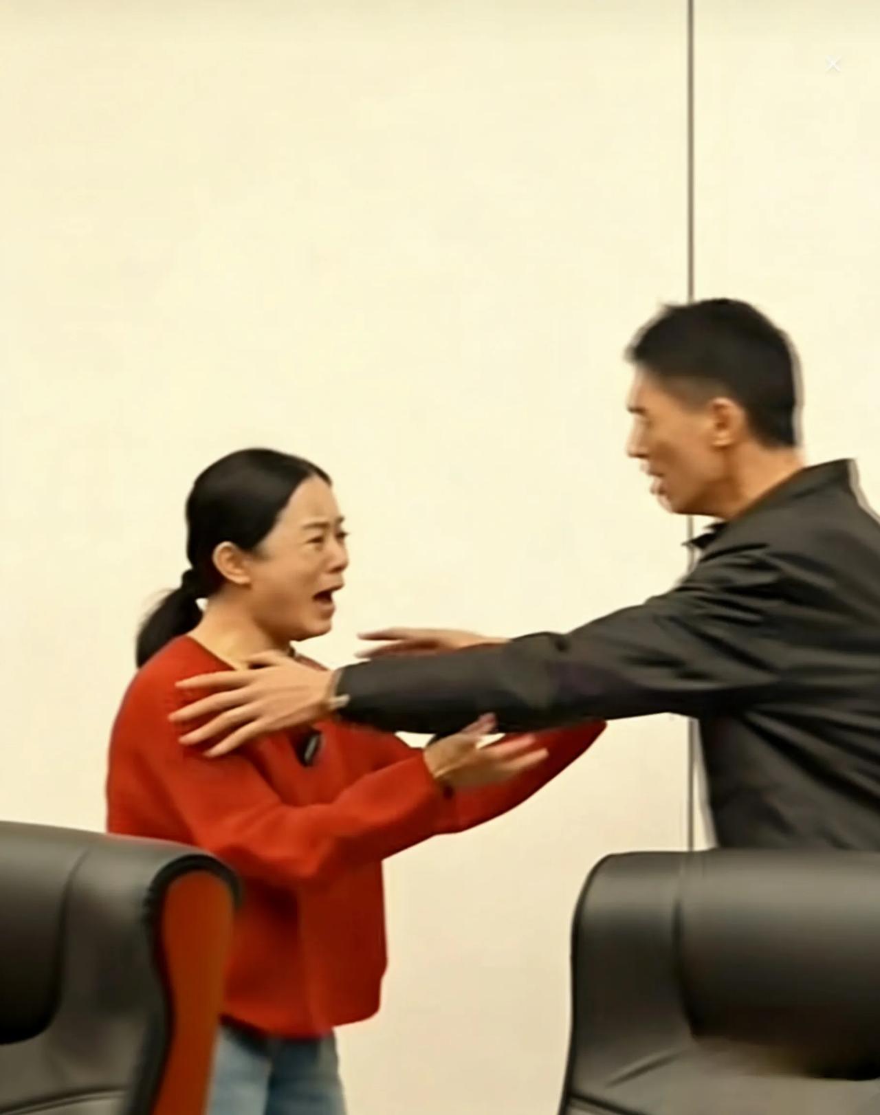 姐弟失散33年，重逢瞬间暖哭千万网友
 3月23日，南昌铁路公安局办公室里，空气