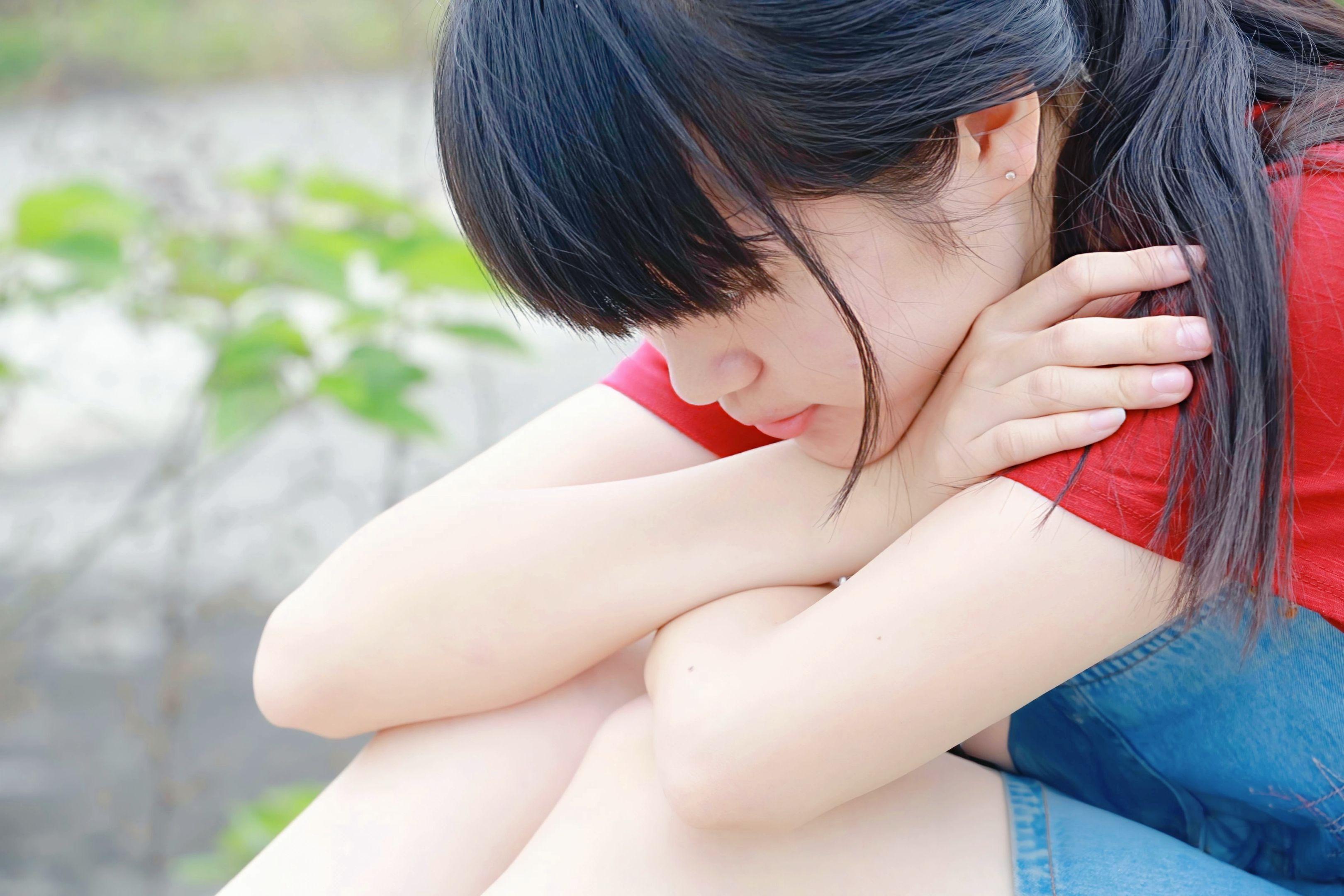 石缝间钻出的嫩芽，是大地写给春天的情书。她低头倚靠的瞬间，仿佛整个世界...