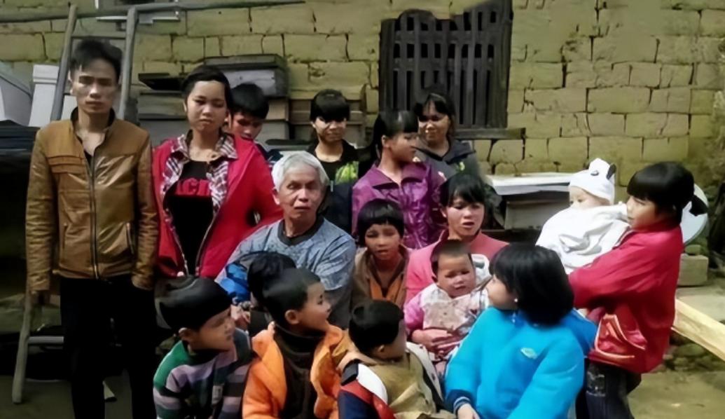 1994年，49岁梁二将19岁女工友带回村，随后两人开始疯狂造人，短短21年，两