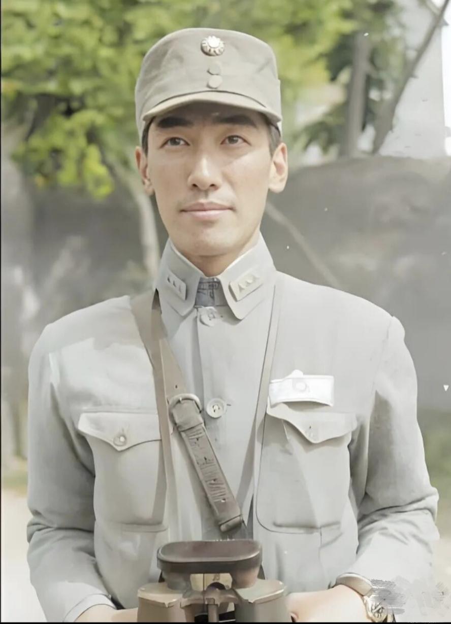 分享岁月的老照片这是在胡宗南手下担任连长的二公子！