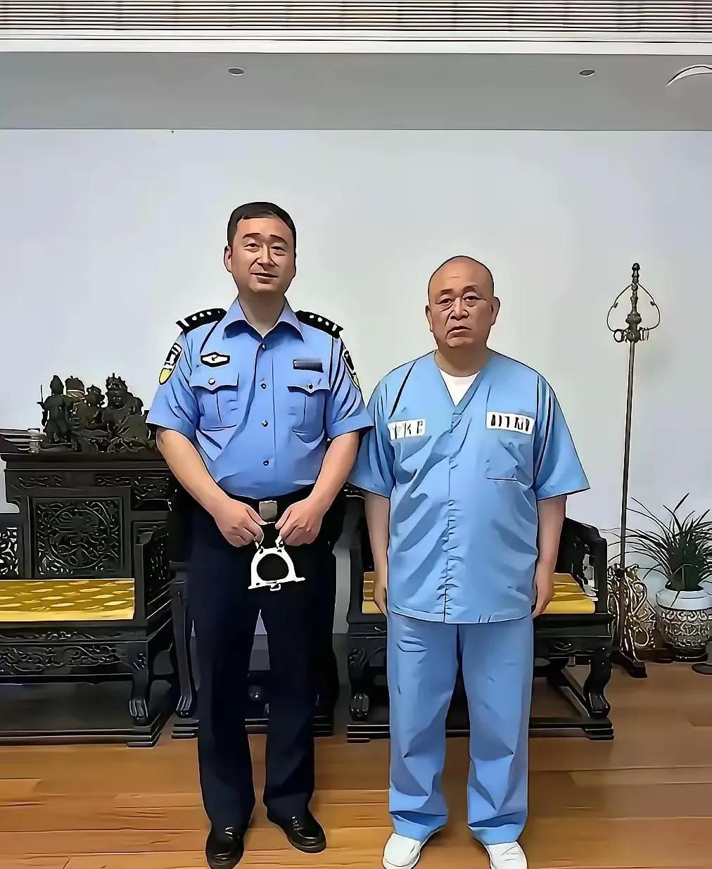 16万块钱的袈裟换成了16块钱的囚衣了