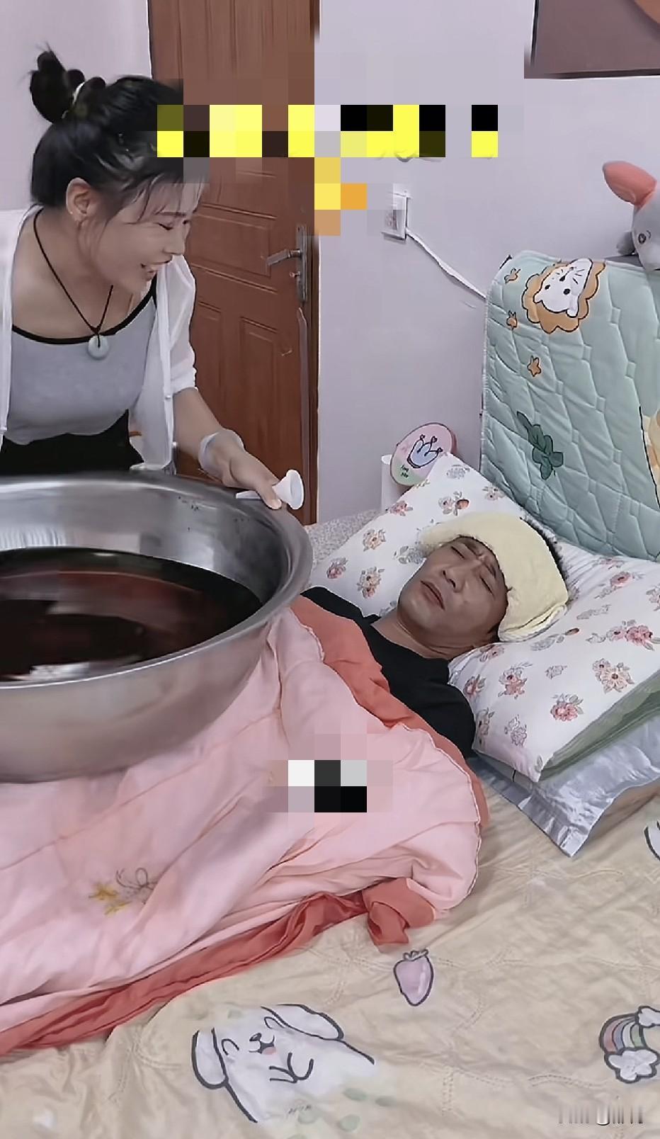 这是给大郎洗脚吗？[微笑]